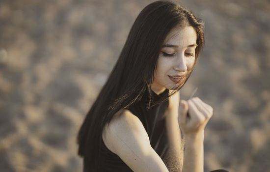 男朋友对我不感“性”趣，不爱碰我说明什么 怎么办？
