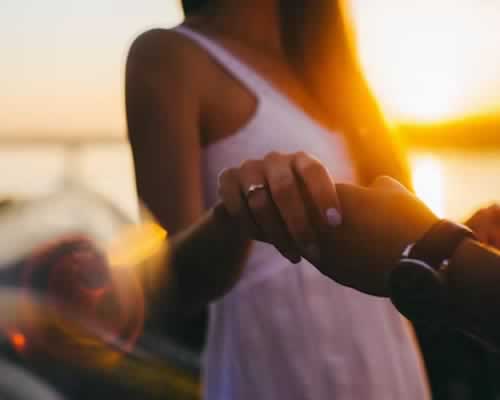 为什么女人遭遇婚外情，能够原谅出轨的丈夫，却不能原谅小三？_情感