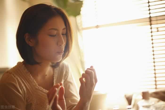 结婚以后还对别的人动情，是不是傻？_情感