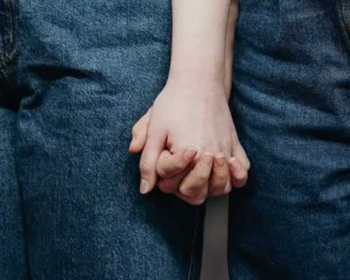 情人欲送两套房产买我自由：不收觉得亏，收了不安心，该怎么办？_情感