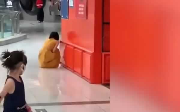 女子核酸阳性商场大哭:成年人的崩溃,往往只在一瞬间_情感