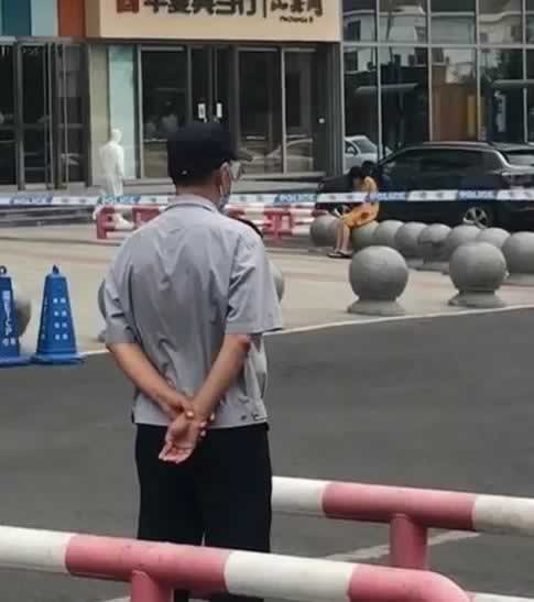 女子核酸阳性商场大哭:成年人的崩溃,往往只在一瞬间_情感