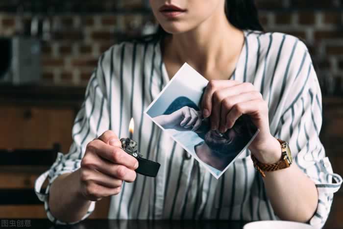 从这8个迹象，测出前任是否还喜欢你，第3个尤其准_情感
