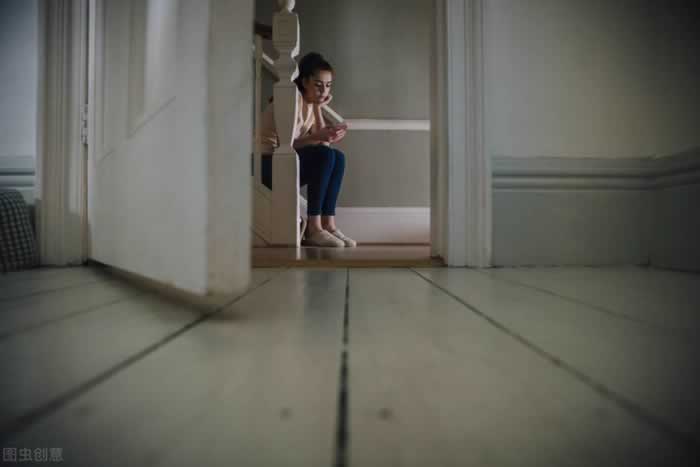 男人不回你消息怎么办：“冷处理”三原则，女人越冷，男人越爱_情感