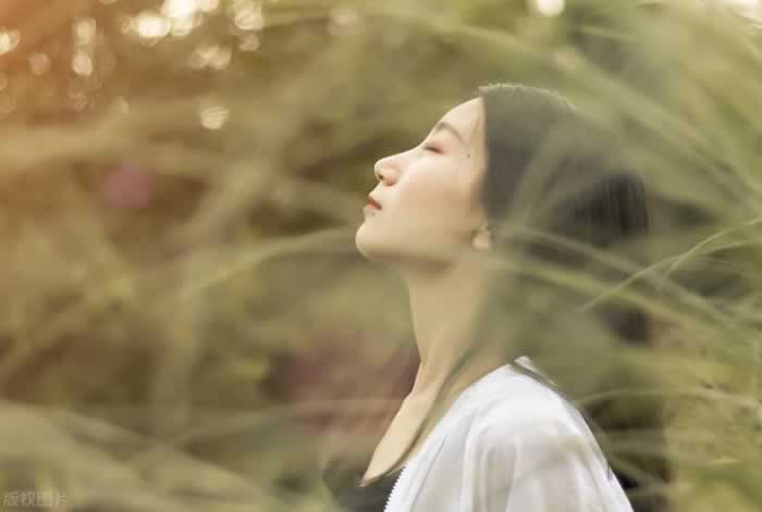 男女分手后，做到这2招，便可让对方先开口说复合_情感