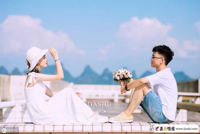 我妈找人给我算命，说我男朋友30岁时有桃花运，我应该和他分吗？_情感