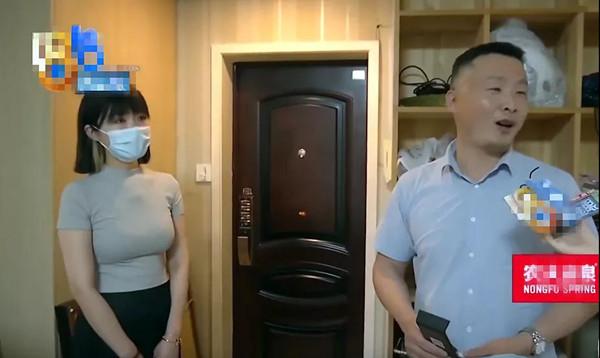 她穿着黑丝，在抖音教400万老司机学科目一_情感