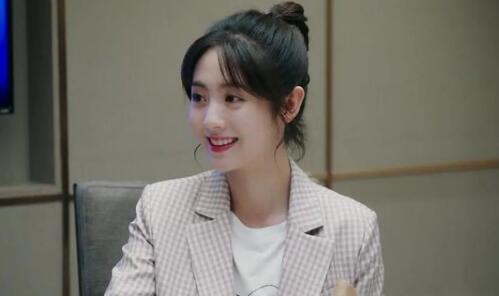 女人极力掩饰自己喜欢你的表现，看出她对你的喜欢_情感