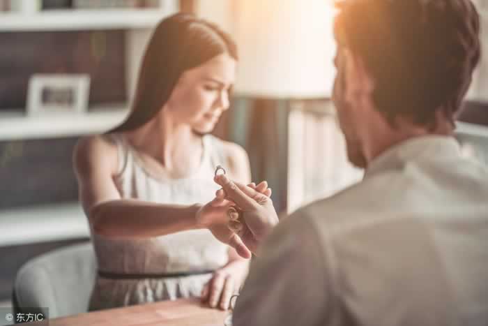 男友总是跟前任保持联系，该怎么挽回呢？_情感