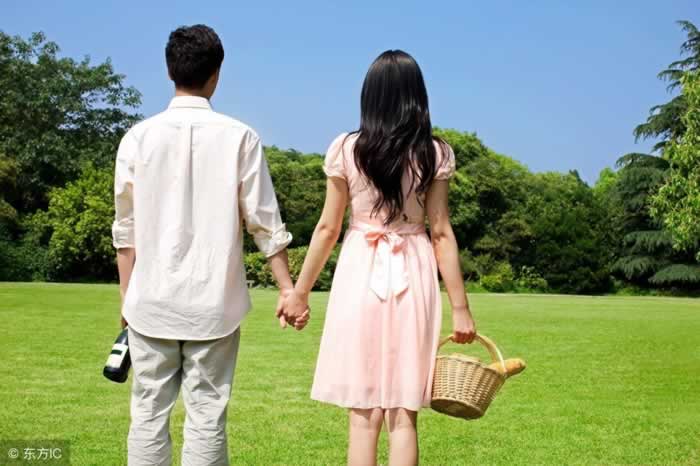 如何判断一个男人对你是否有好感?女人是否该主动?_情感