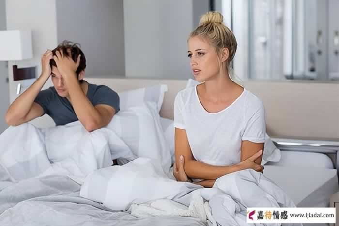 男人对妻子做这样的异常举动，说明他除了你之外，还有别的女人_情感