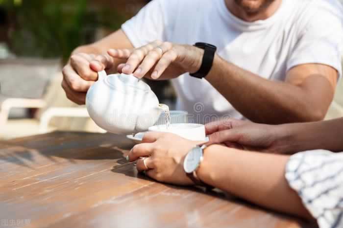 男人为小三买车买房，是真爱？原配该怎么分离小三才有用？_情感