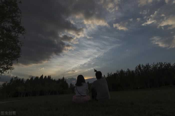 丈夫瘫痪在床，妻子却不管不顾？背叛婚姻的伤，老了全还给你_情感