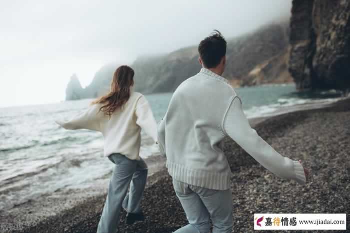贫贱夫妻百事哀，“钱和爱，孰轻孰重？”好的婚姻不该谈钱色变_情感