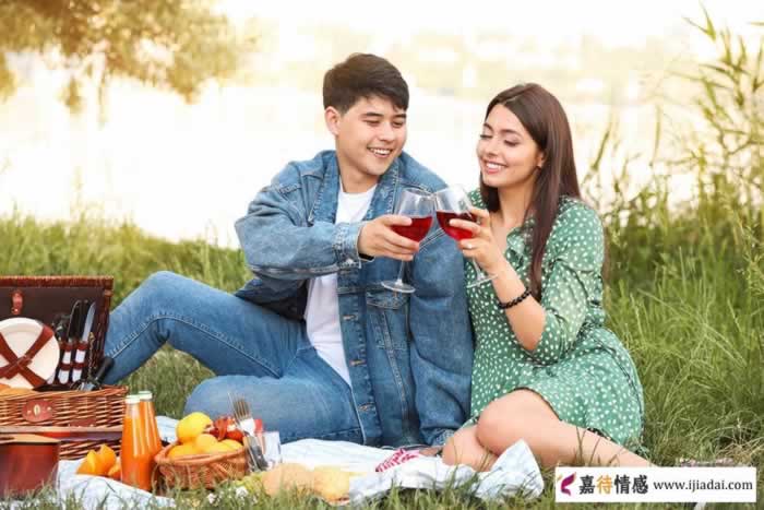 王蓉三娃妈火爆全网后引争议:已婚女性只能围着老公家庭孩子转?_情感