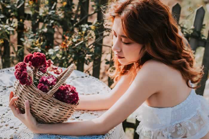 女人撒谎时，会有哪些细微表现？_情感