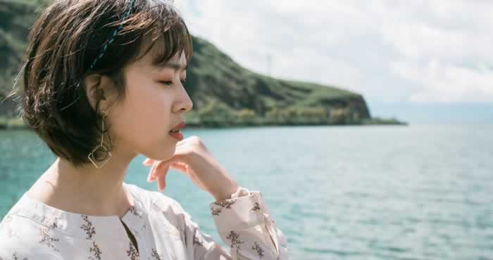 女人撒谎时，会有哪些细微表现？_情感