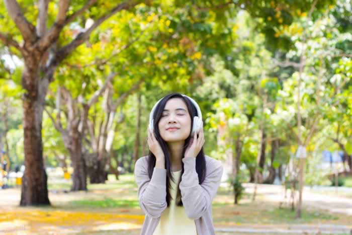 第一次约会,怎么牵女人的手不会被甩开?_情感