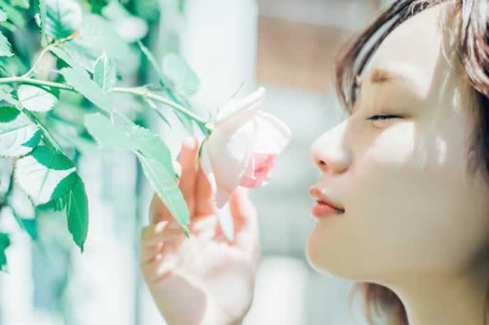 第一次约会,怎么牵女人的手不会被甩开?_情感