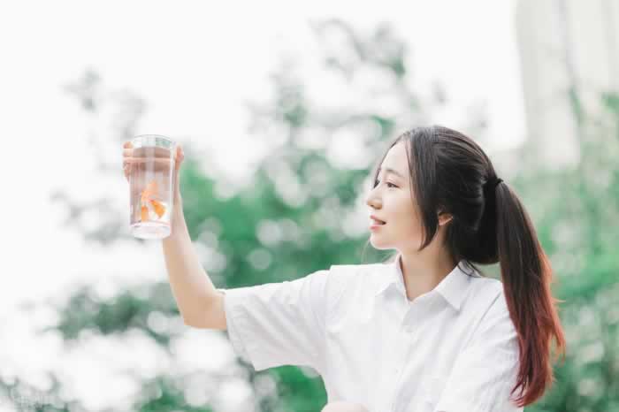 追求一个女人最好的方式：不是讨好，而是这三个小技巧_情感
