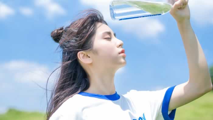 女人越是过得不好,“朋友圈”越是发这5种动态_情感