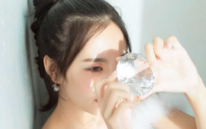 异性交往时,男人千万不要,把这四样东西给女人_情感