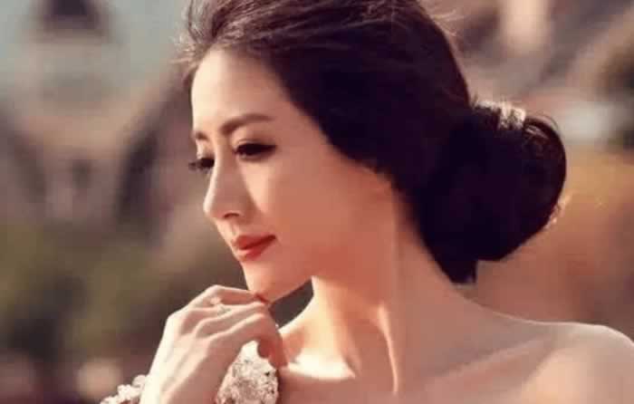 女人有这5个奇怪动作,往往有异心,男人要注意_情感