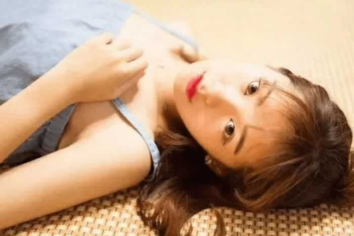 女人有这5个奇怪动作,往往有异心,男人要注意_情感