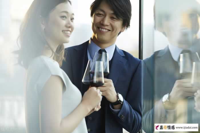 女人疯狂爱上你的3个肢体语言,尤其是第三个_情感