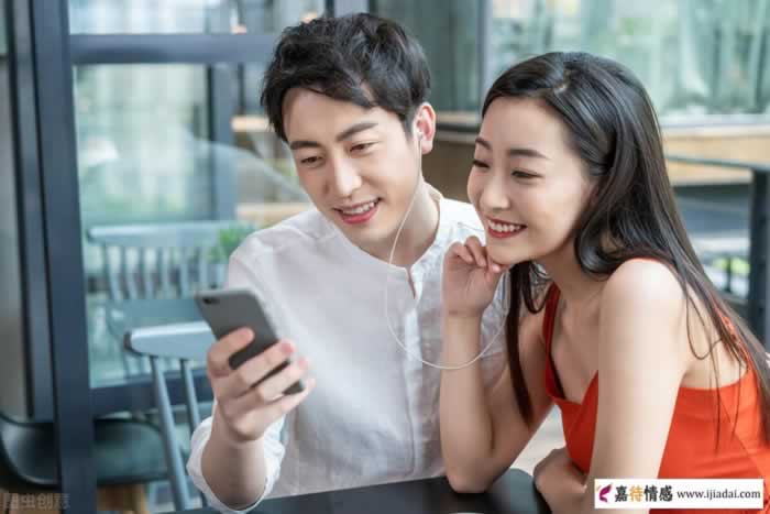 追求女人,甜言蜜语已经过时,试试这3种方式_情感
