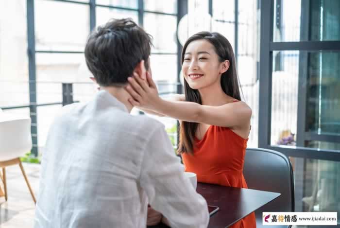 男人心里惦记你,会情不自禁地,为你做“这3件事”_情感