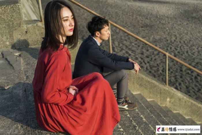 女人缺了爱，会有这3种“情不自禁”的异常表现_情感