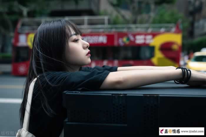女人缺了爱，会有这3种“情不自禁”的异常表现_情感