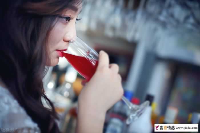 女人主动做这些事,是喜欢你,别不懂_情感