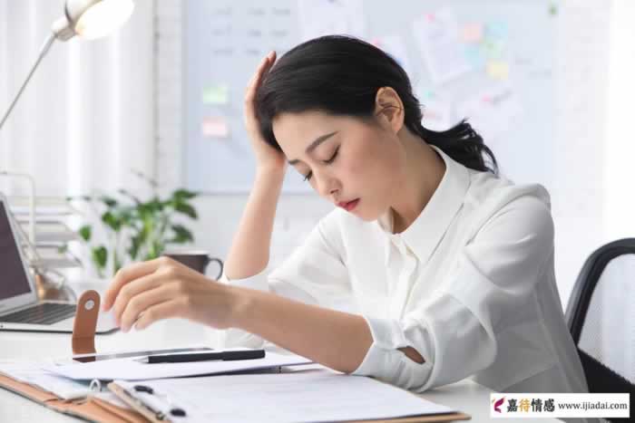 女人长期缺少男人关爱，会有这3个表现_情感