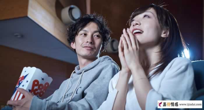 放不下你的男人，不一定频繁联系你，但是会有这3个表现_情感