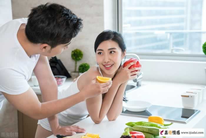 放不下你的男人，不一定频繁联系你，但是会有这3个表现_情感