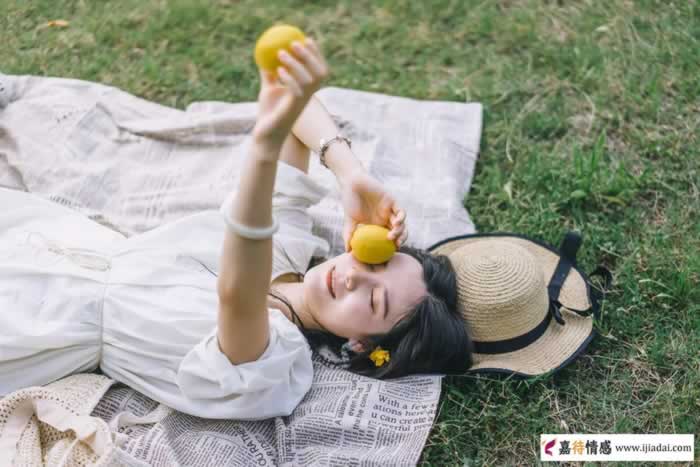 女人这3种肢体暗示，其实在告诉你可以追到她_情感