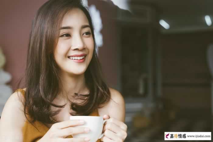 女人的哪些举动，是在暗示要你主动追求她？_情感