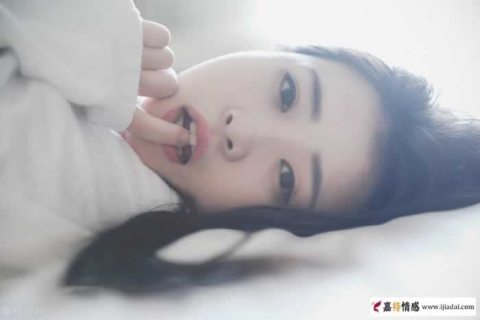 两性交往时女人暗恋你,才会有的三个小举动_情感