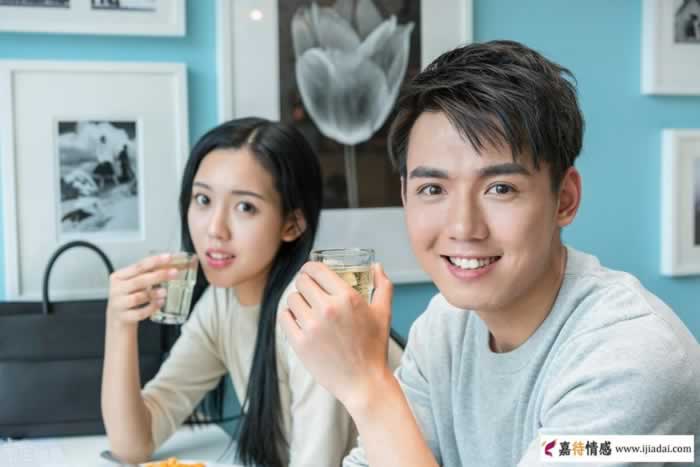 男人回家很晚,女人就要考虑这三个问题了_情感
