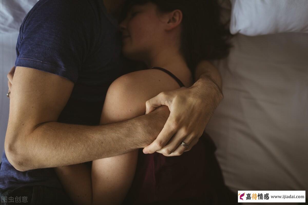 追中年女人的时候,就要多麻烦她_情感