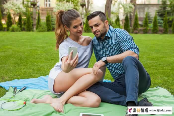 当中年女人放不下你时不一定会联系你,但会不自觉地有这4个表现_情感