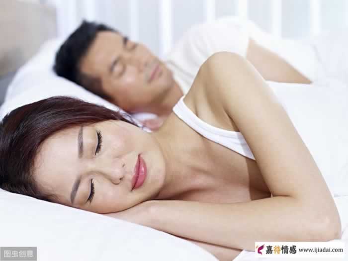 在中年异性交往中,为什么那么多人只敢暧昧不敢放手去爱?_情感