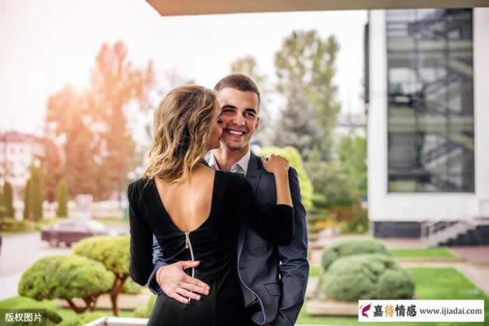人到中年,如果女人与其他异性发生联系多数会有这4点异常_情感