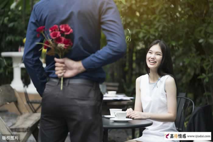 中年女人想和你越界的四个暗示，让你捅破最后一层窗户纸_情感