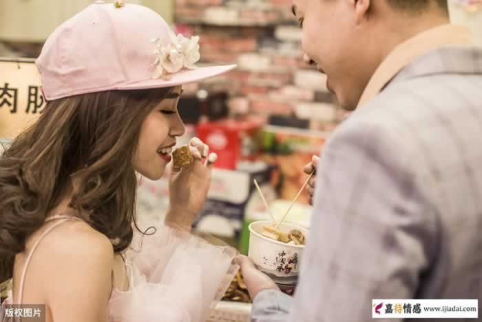 中年女人想和你越界的四个暗示，让你捅破最后一层窗户纸_情感