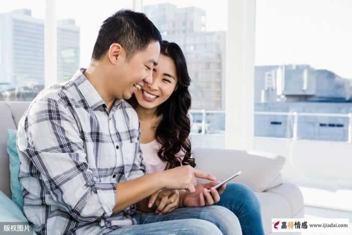 中年女人接受你这些行为,多数是暗示你可以亲吻她了_情感