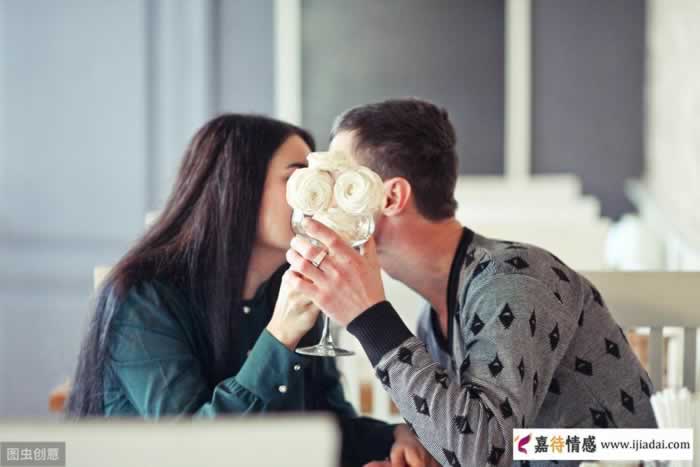 把工资卡交给老婆的男人,现在过得怎样?_情感