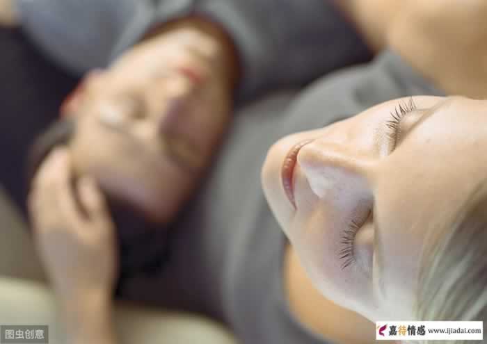 中年女人喜欢一个人时多数会有这四种表现藏不住，男人别看不懂_情感